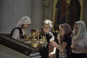 children lighting candles