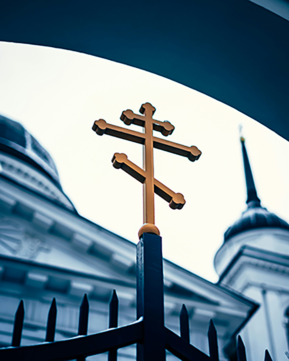 Three-bar cross on gate